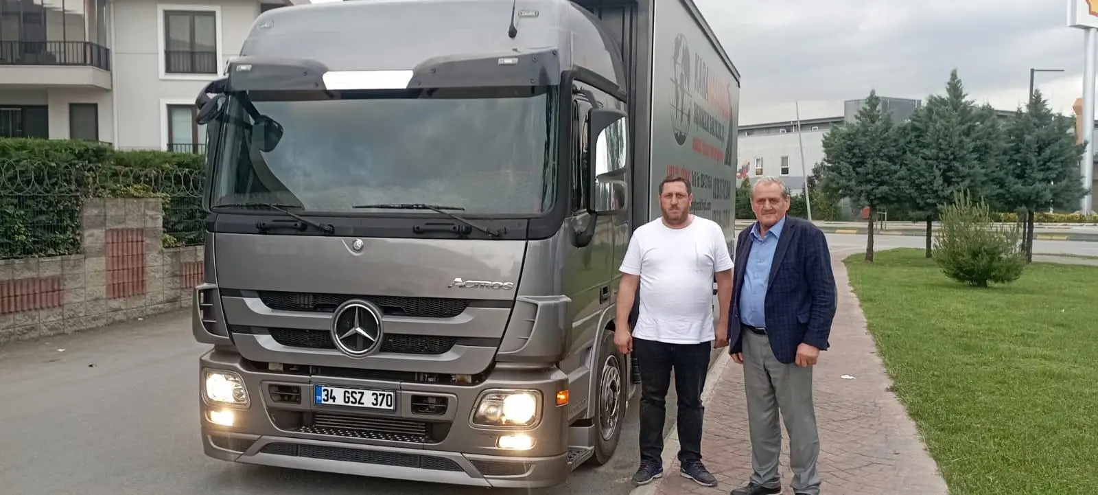 Nakliyat ekibi eşya taşıyor